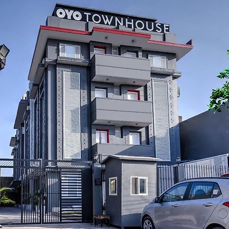 Hotel Oyo Townhouse 044 Sector 14 Gurugram Gurgaon Esterno foto