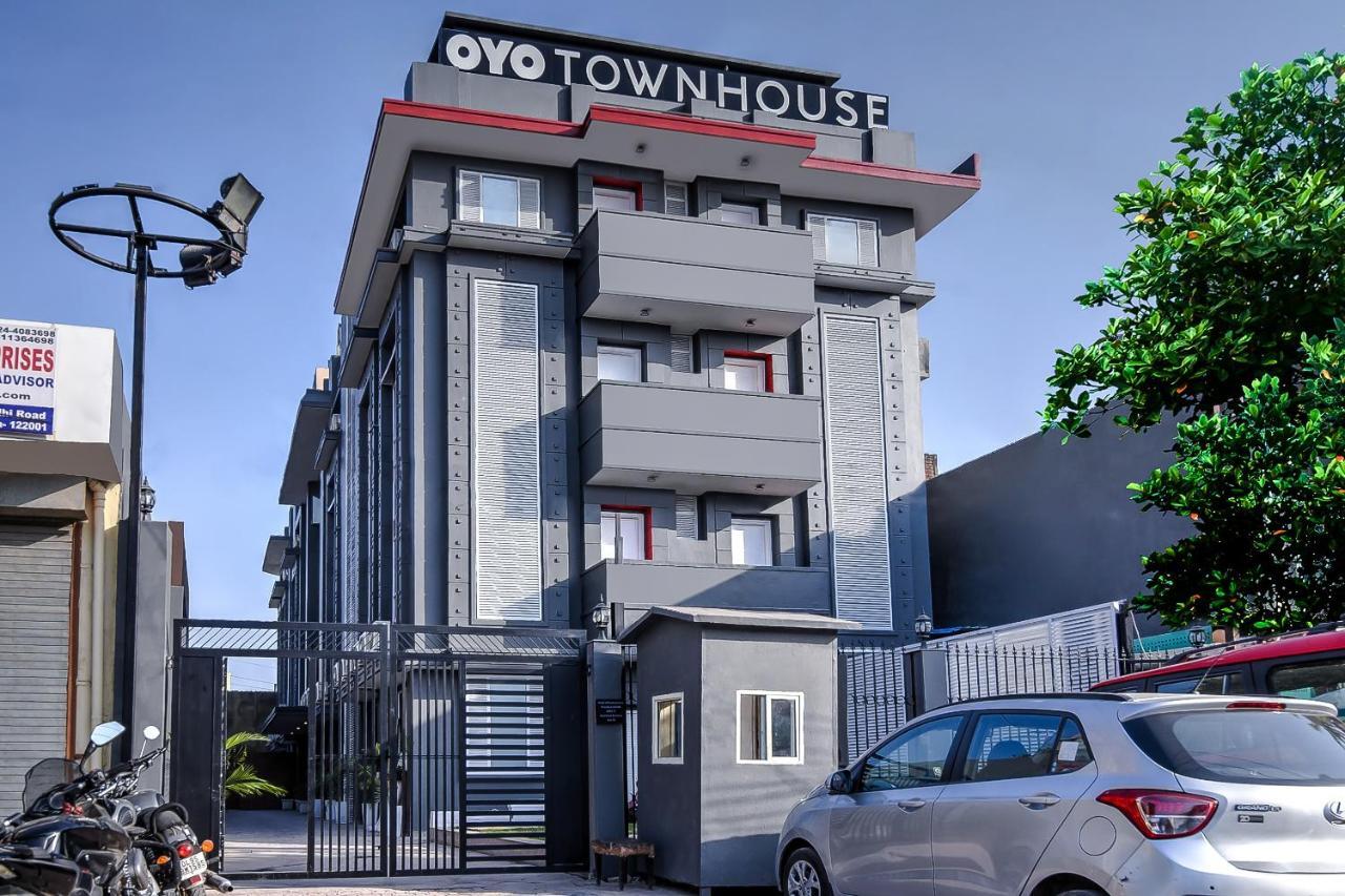 Hotel Oyo Townhouse 044 Sector 14 Gurugram Gurgaon Esterno foto