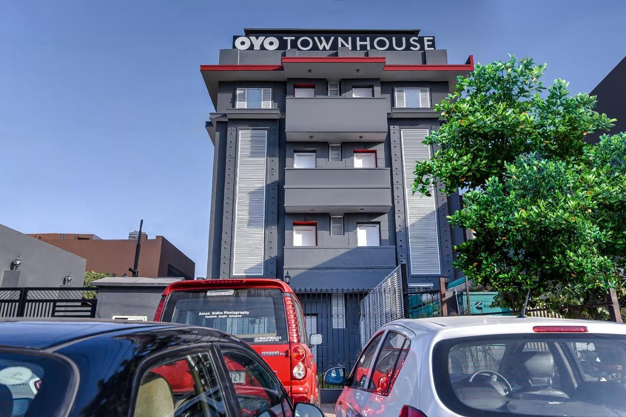 Hotel Oyo Townhouse 044 Sector 14 Gurugram Gurgaon Esterno foto