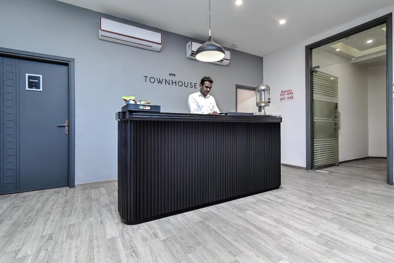 Hotel Oyo Townhouse 044 Sector 14 Gurugram Gurgaon Esterno foto