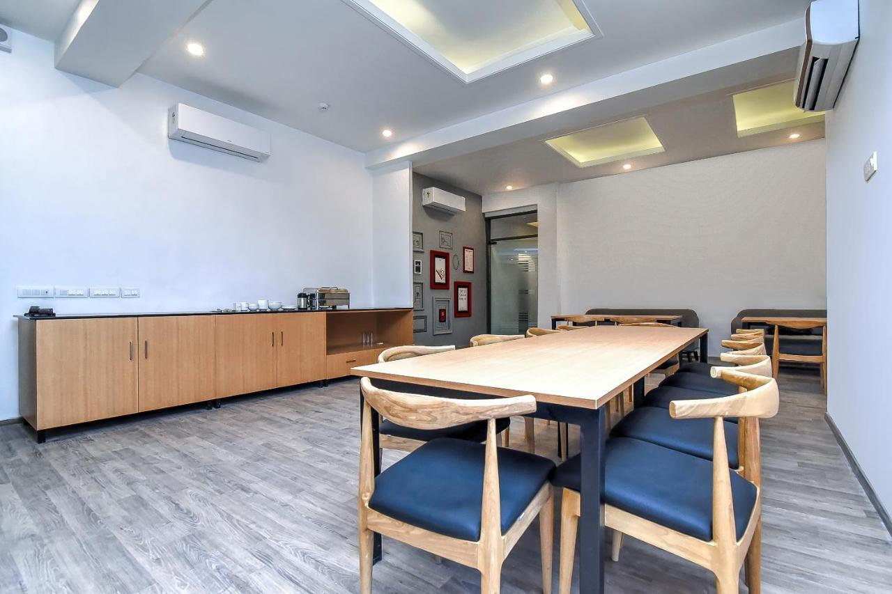 Hotel Oyo Townhouse 044 Sector 14 Gurugram Gurgaon Esterno foto